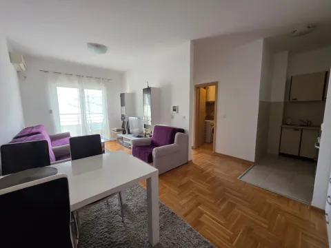 Rent, one bedroom apartment, 45m², Budva, Crna Gora - image 13