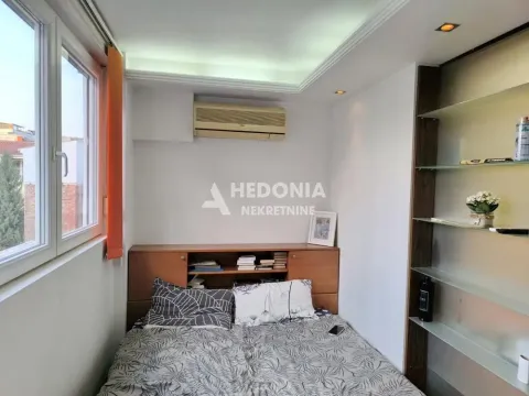 Manja spavaća soba sa bračnim krevetom, ugradnim policama i klima uređajem. - image 8