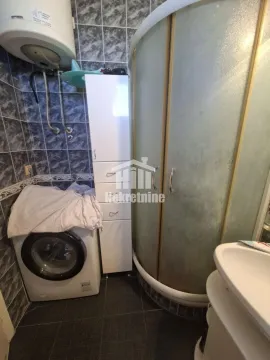 Manje kupatilo sa tuš kabinom, veš mašinom i bojlerom. - image 12