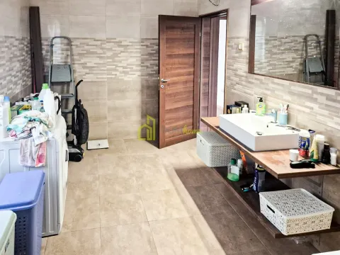 Izdavanje, kuća, 160m², Donja Gorica, Podgorica - image 12