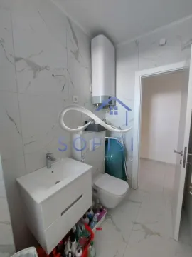 Manje kupatilo sa umivaonikom, WC šoljom i bojlerom. - image 10