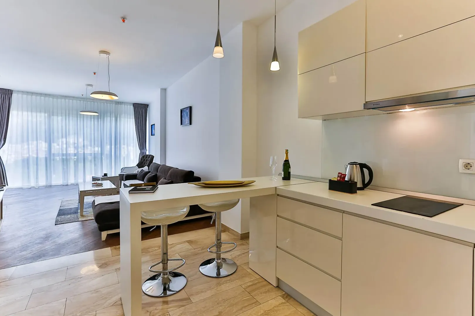 Izdavanje, jednosoban stan, 77m², Budva okolina, Budva