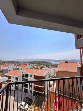 Pogled sa terase na naselje i okolne zgrade. - image 7
