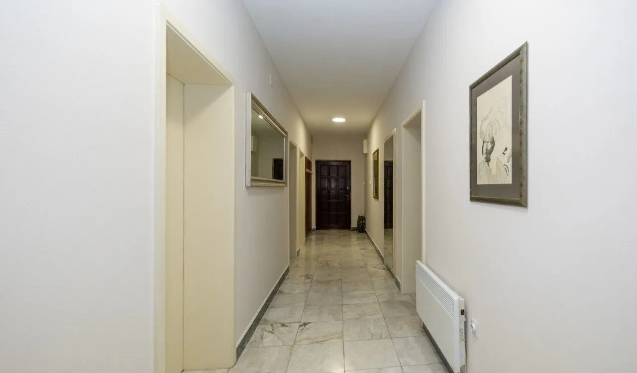 Izdavanje, trosoban stan, 145m², Momišići, Podgorica