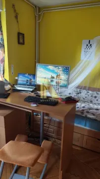 Dečja soba sa krevetom i radnim stolom. - image 9