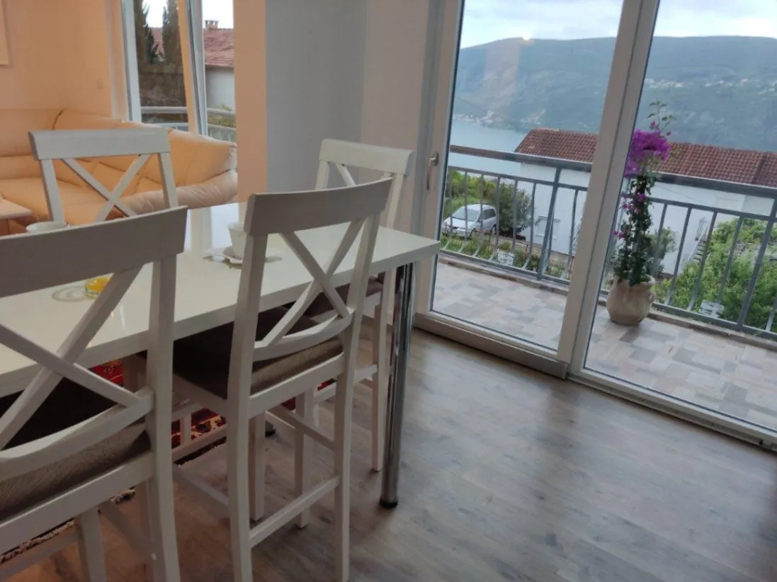 Izdavanje, trosoban stan, 65m², Sušćepan, Herceg Novi