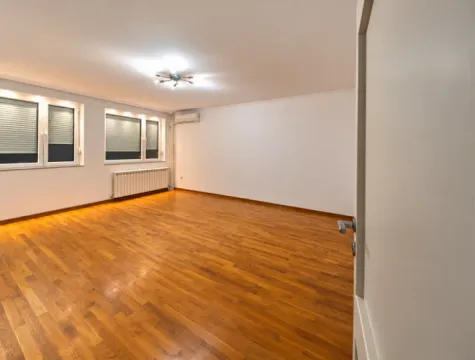 Prazna soba sa parketom i belim zidovima. - image 9