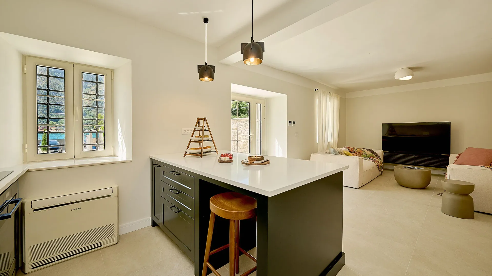 Izdavanje, kuća, 200m², Dobrota, Kotor