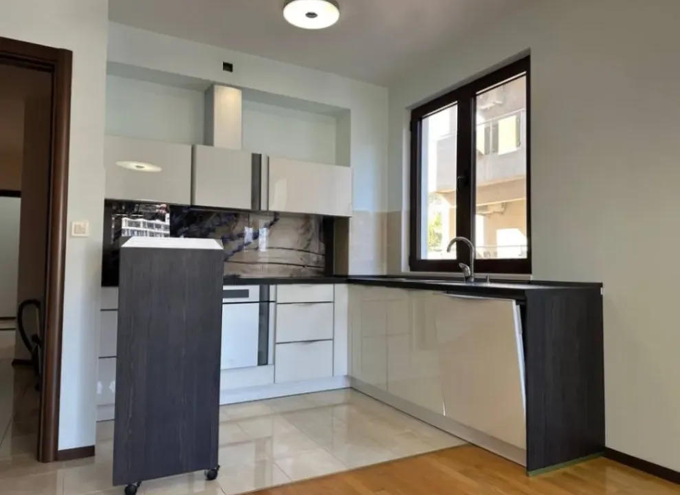 Prodaja, trosoban stan, 83m², Centar, Budva