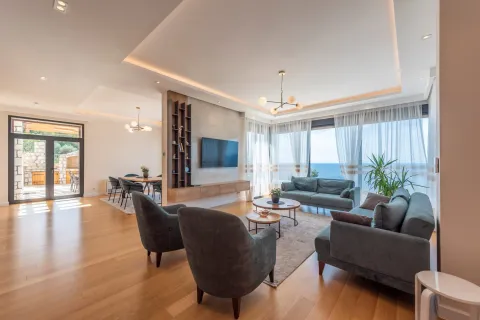 Svijetla dnevna soba sa modernim namještajem i pogledom na more. - image 20