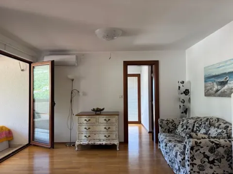Dnevni boravak sa garniturom, komodom i izlazom na terasu. - image 7