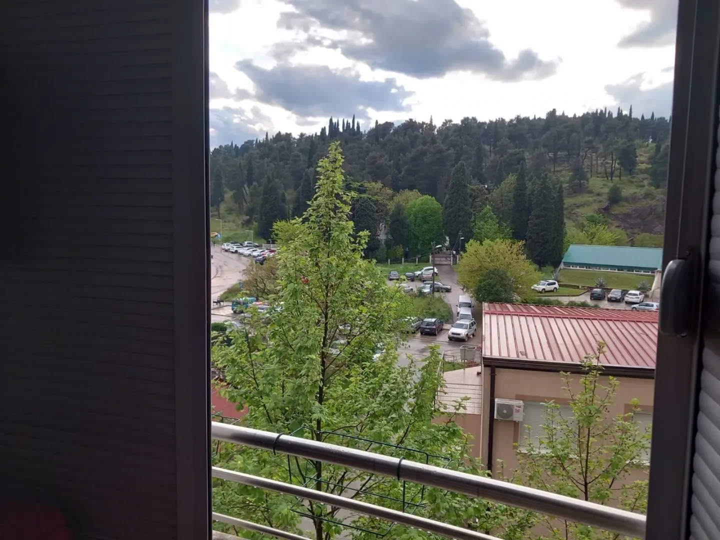 Pogled sa terase na brdo i okolno zelenilo.