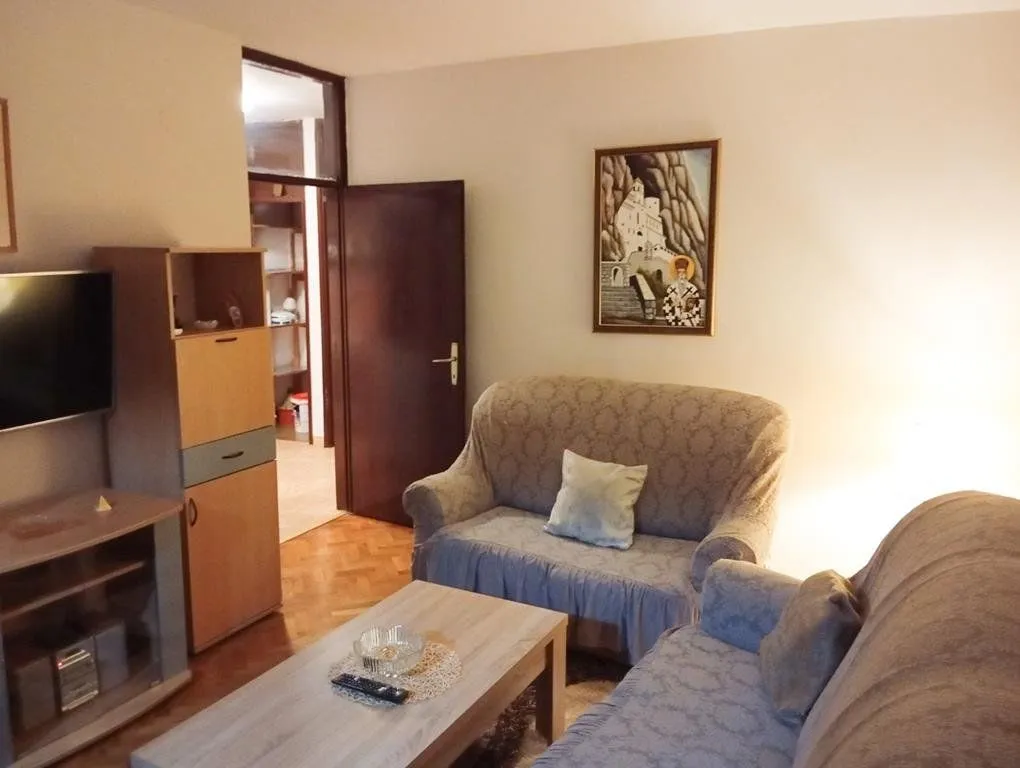 Izdavanje, dvosoban stan, 67m², Blok 6, Podgorica