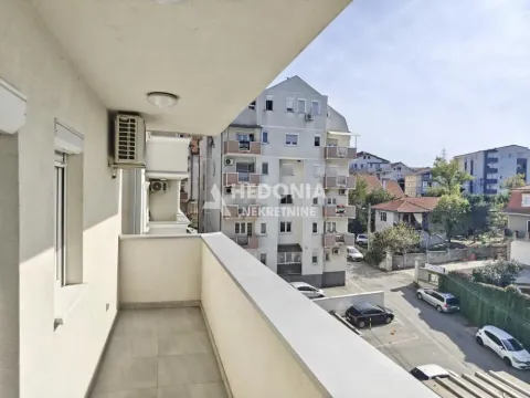 Manji natkriveni balkon sa pogledom na okolne zgrade i ulicu. - image 4