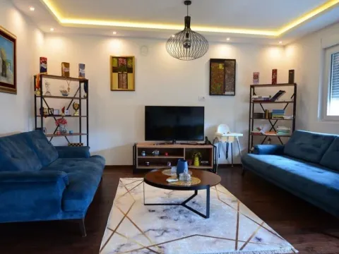 Izdavanje, jednosoban stan, 59m², Cetinje, Crna Gora