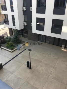 Pogled sa terase na dvorište i fasadu moderne zgrade. - image 7
