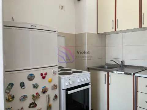 Manja kuhinja sa frižiderom, šporetom i sudoperom. - image 4