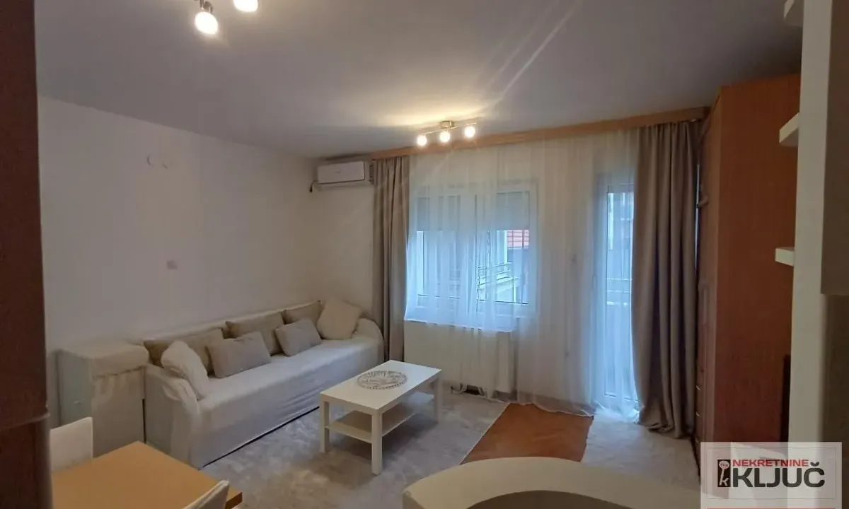 Izdavanje, garsonjera, 25m², Centar, Novi Sad