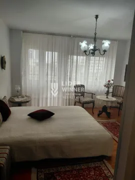 Prostrana spavaća soba sa bračnim krevetom, foteljama i belim zavesama. - image 8