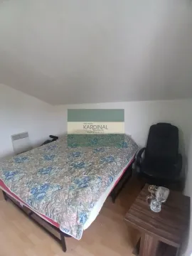 Manja spavaća soba sa krevetom, radnim stolom i foteljom. - image 11