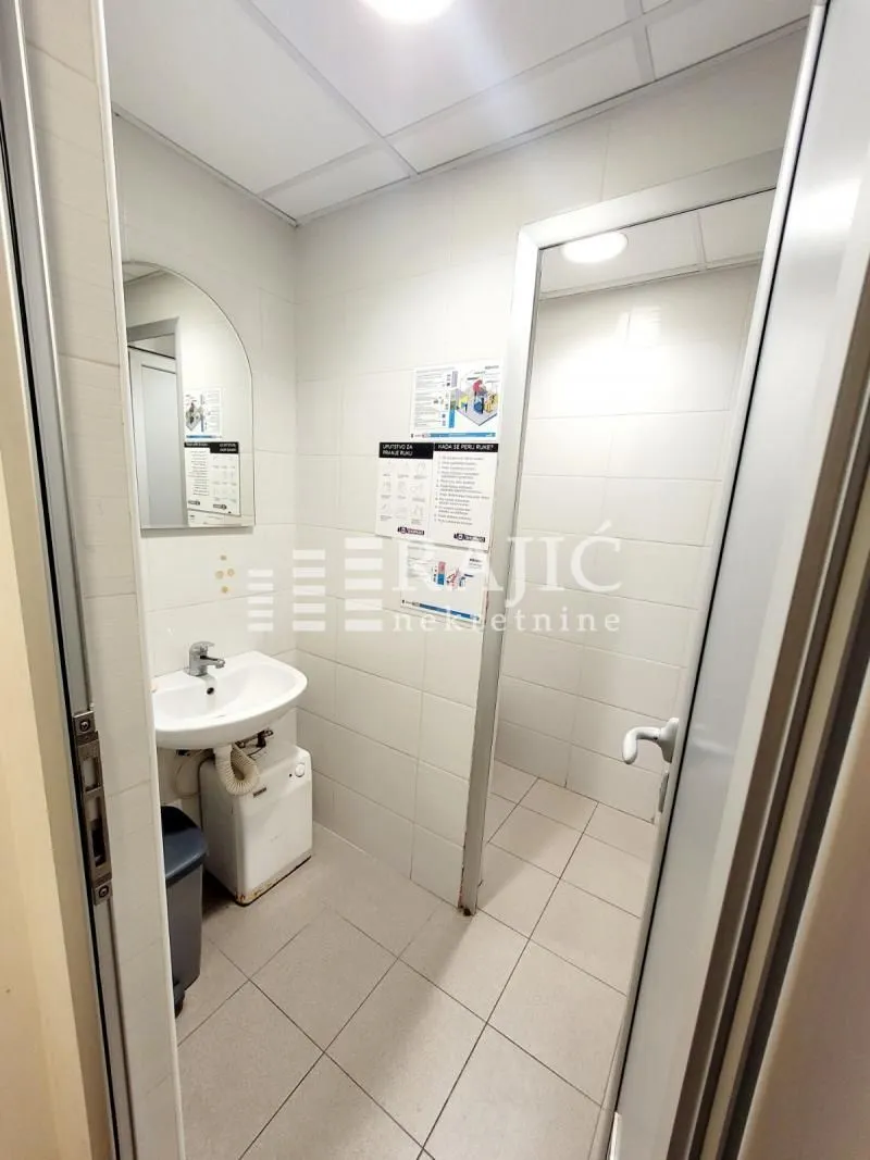 Smaller bathroom with a washbasin and tiles.