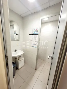 Smaller bathroom with a washbasin and tiles. - image 17