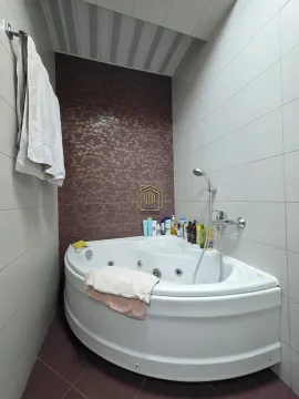 Kupatilo sa ugaonom kadom sa hidromasažom i bijelim pločicama. - image 11
