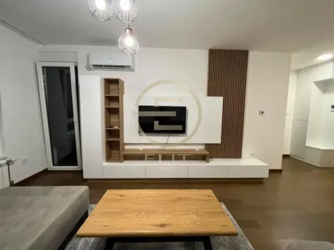 Dnevna soba sa modernim nameštajem i TV komodom. - image 3