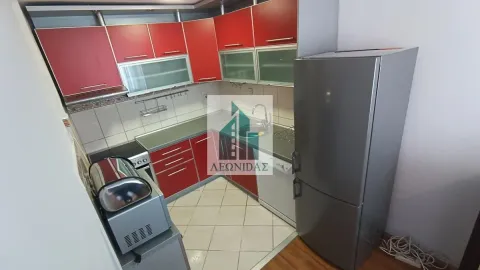 Kuhinja sa crvenim elementima i frižiderom. - image 10