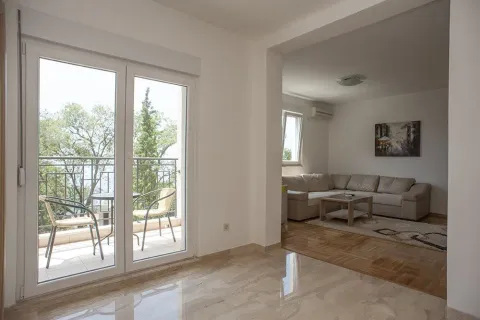 Svijetla dnevna soba sa izlazom na balkon. - image 3