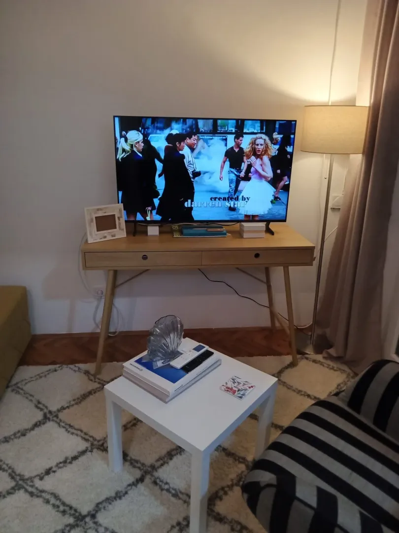 Dio dnevnog boravka sa televizorom na stočiću i stočićem za kafu.