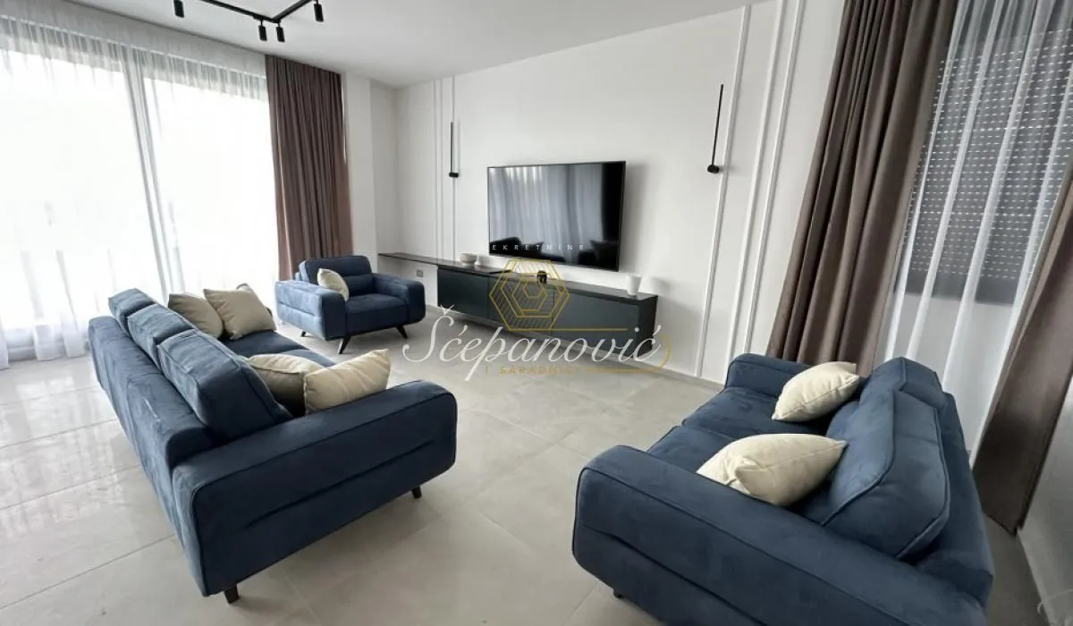 Izdavanje, četvorosoban stan, 164m², Mišeluk, Petrovaradin