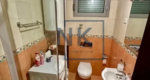 Kompaktno kupatilo sa tuš kabinom, WC šoljom i umivaonikom. - image 4