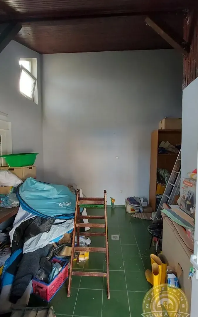 Prodaja, kuća, 340m², Veternik, Novi Sad Sve Podlokacije
