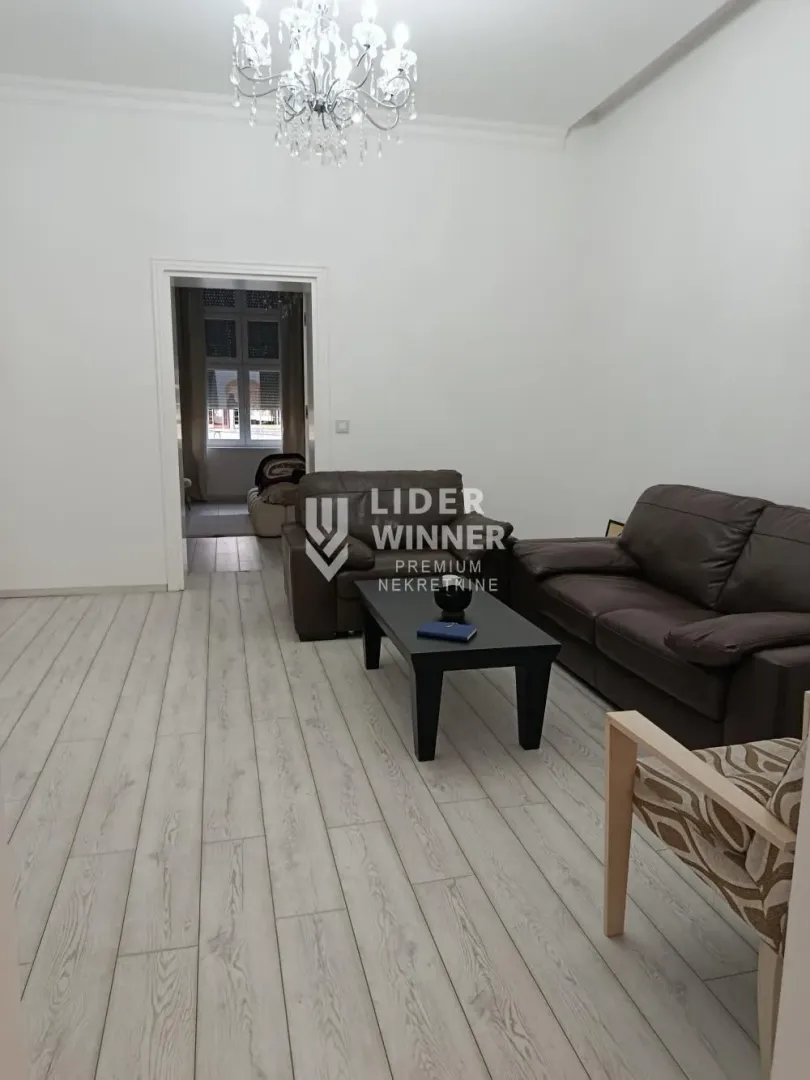 Dnevni boravak sa garniturom za sedenje i stočićem.