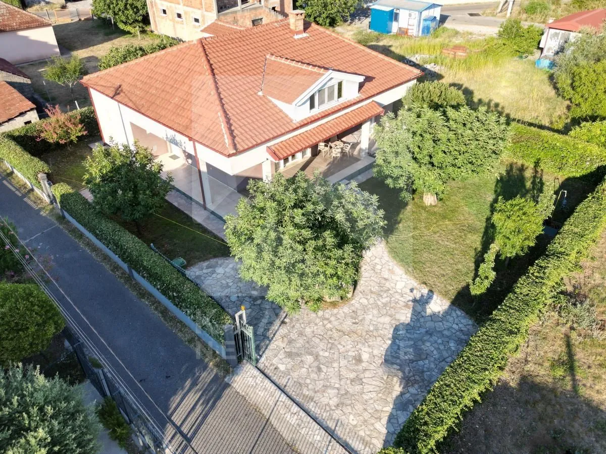 Prodaja, kuća, 200m², Tološi, Podgorica