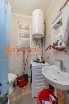 Manje kupatilo opremljeno sanitarijama, veš mašinom i bojlerom. - image 11