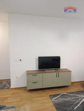 Dnevna soba sa komodom za televizor i drvenim podom. - image 12