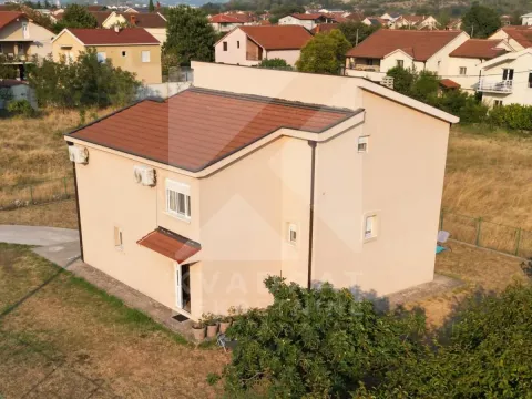 Pogled iz vazduha na zadnju stranu kuće i dvorište. - image 6