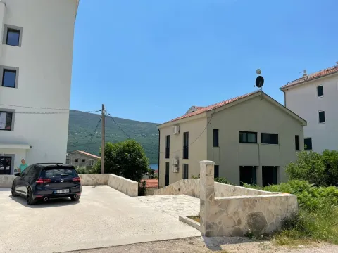 Izdavanje, dvosoban stan, 110m², Đenovići, Herceg Novi - image 16