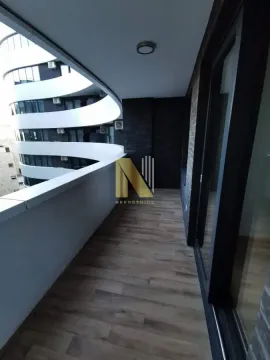 Natkrivena terasa sa pogledom na susednu zgradu. - image 11