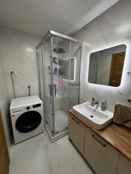 Moderno opremljeno kupatilo sa tuš kabinom, umivaonikom i veš mašinom. - image 13
