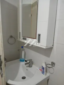 Manje kupatilo sa umivaonikom i ormarićem sa ogledalom na zidu. - image 6