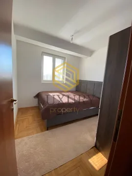 Namještena spavaća soba sa bračnim krevetom. - image 8
