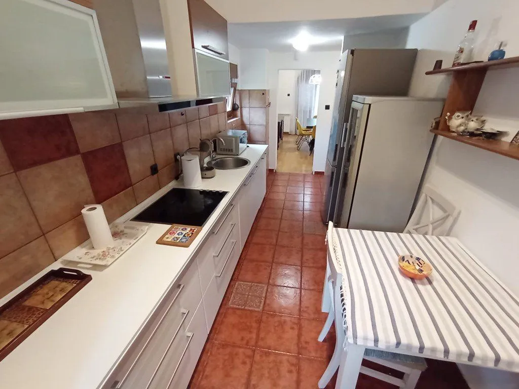 Izdavanje, kuća, 300m², Gorica C, Podgorica