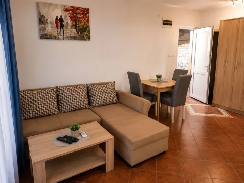 Izdavanje, jednosoban stan, 38m², Baošići, Herceg Novi - image 2