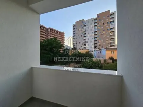 Izdavanje, jednosoban stan, 38m², Centar, Bar - image 13