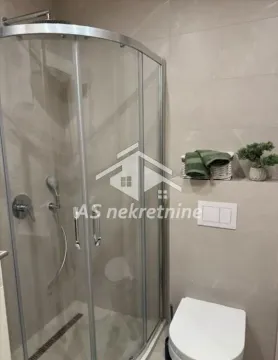 Moderno kupatilo sa tuš kabinom i ugradnom wc šoljom. - image 17