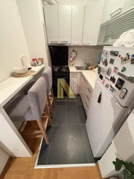 Manja opremljena kuhinja sa šankom i trpezarijskim stolicama. - image 9