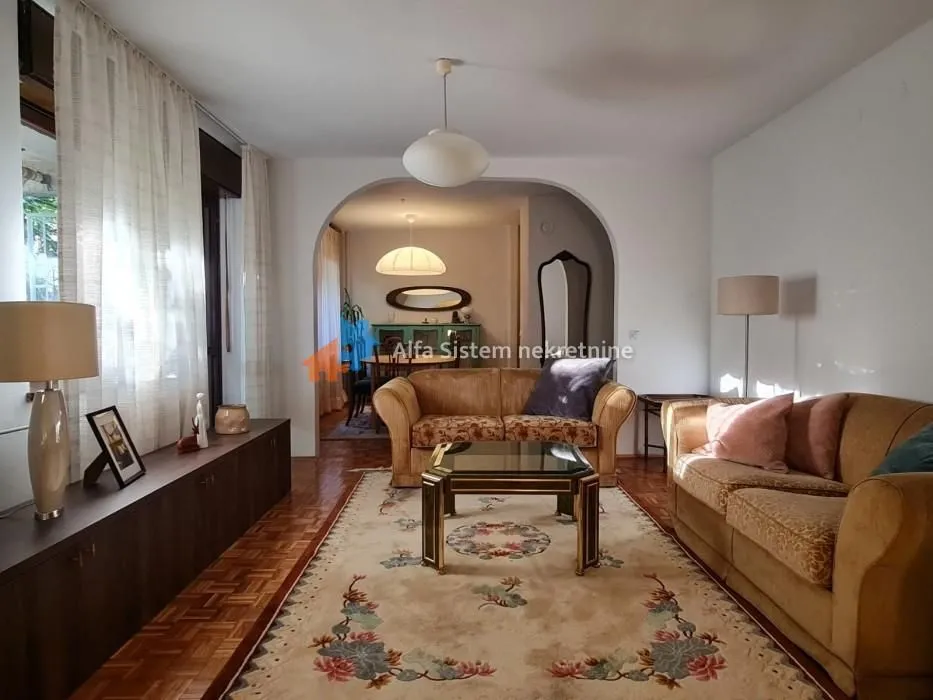 Izdavanje, četvorosoban stan, 97m², Golf Naselje, Beograd